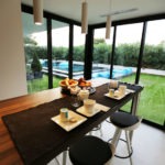 petit déjeuner vue piscine miroir de la chambre d'hôtes